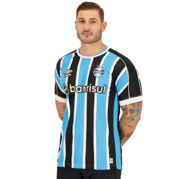 Man wearing blue and black Gremio jersey.