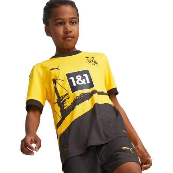 Child wearing Borussia Dortmund jersey.