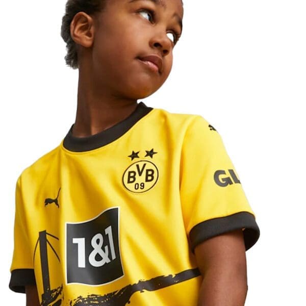 Child wearing a Borussia Dortmund jersey.