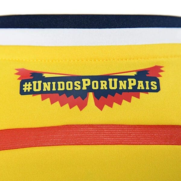 Yellow soccer jersey with "Unidos por un pais" slogan.